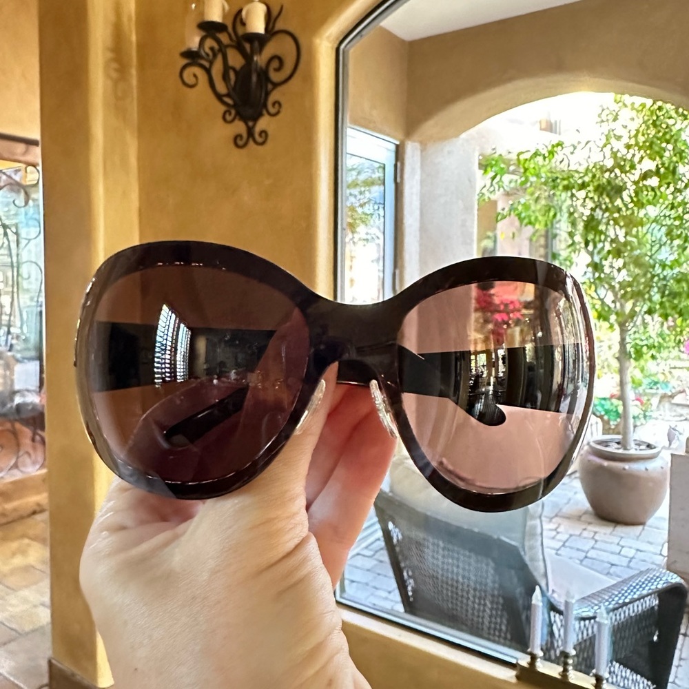 Beautiful Chanel Shield Interlocking Sunglasses - image 3